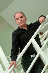 Marc Gicquel dans l'escalier
